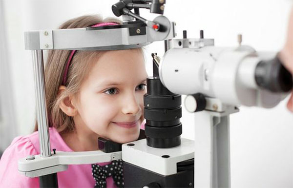 معاینه تنبلی چشم کودک